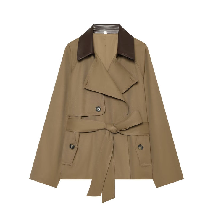 Dam Kort Skärning Trenchcoat med Contrasting Läder Krage och Waist Belt