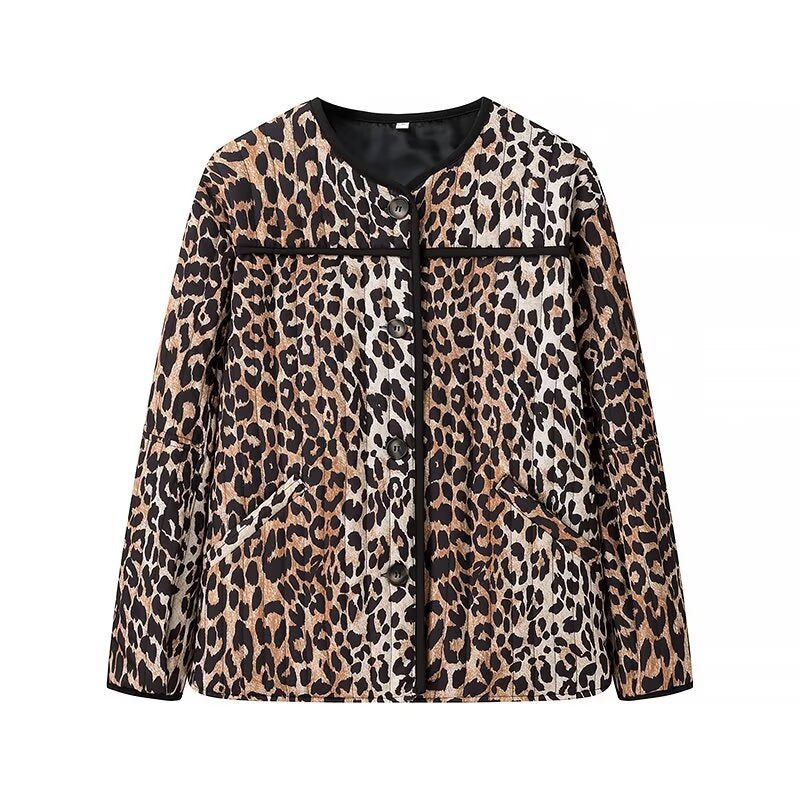 Dam kort jacka med all-over leopard tryck, round neckline och kontrasterande piping