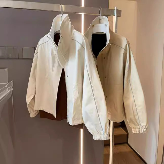 Dam Fashion övergångsjacka med hög krage och stängning med tryckknappars