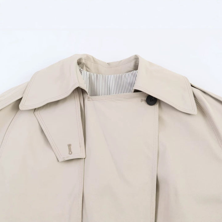 Dam Kort Oversize Trenchcoat med Belt och Cape Detail