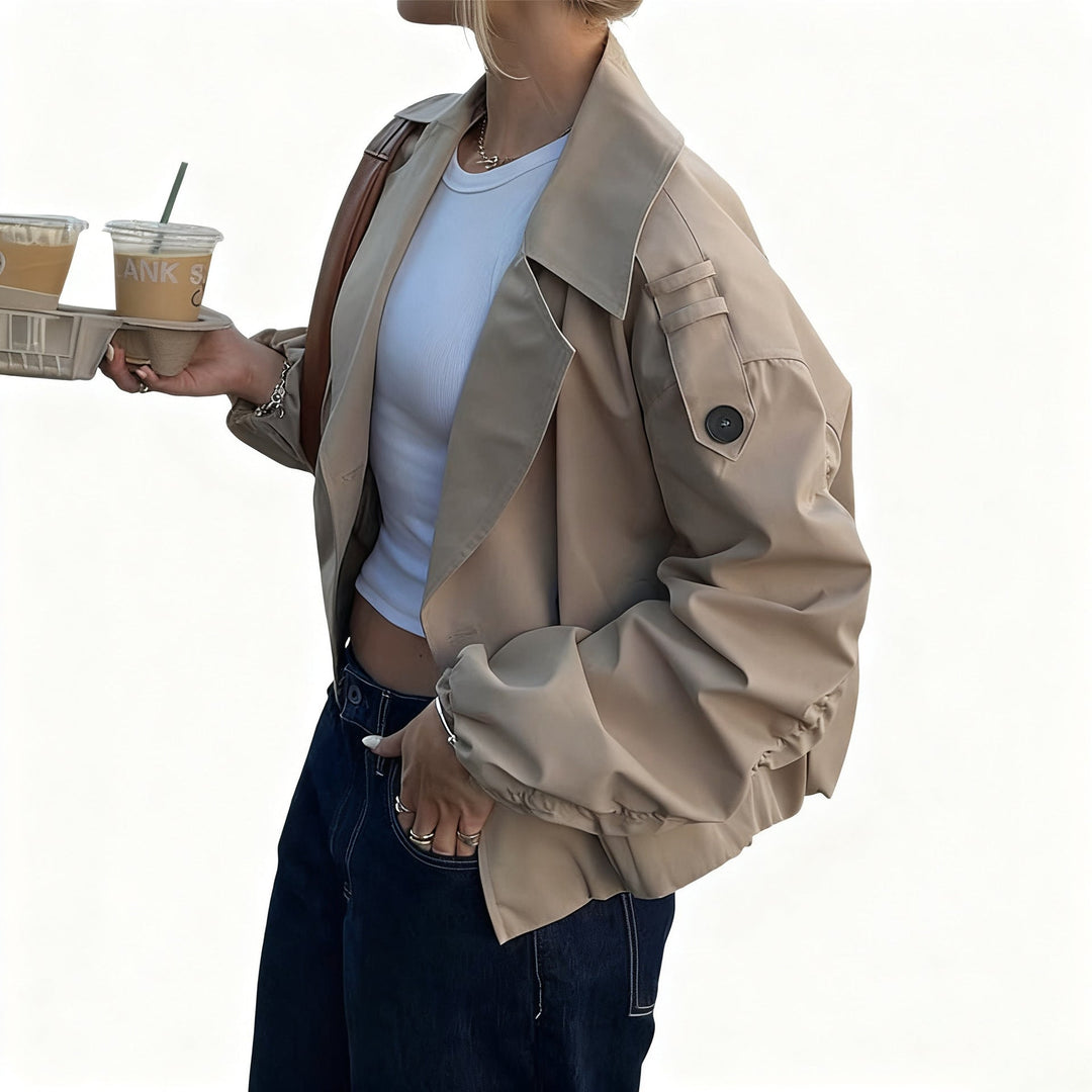 Dam shortened trenchcoat med double-breasted front, bred lapels, och elastiska muddar