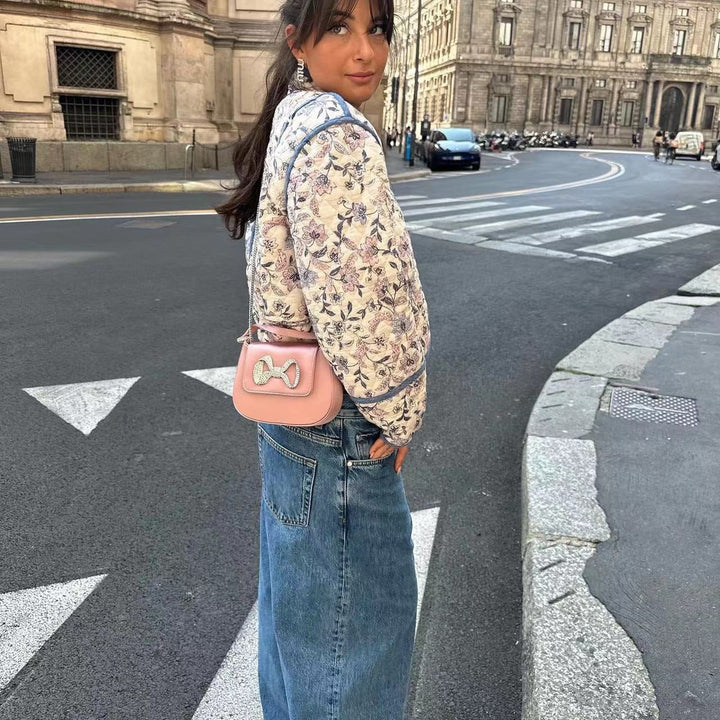 Dam kort skuren kviltad blouson jacka med blommig broderi och kontrasterande piping