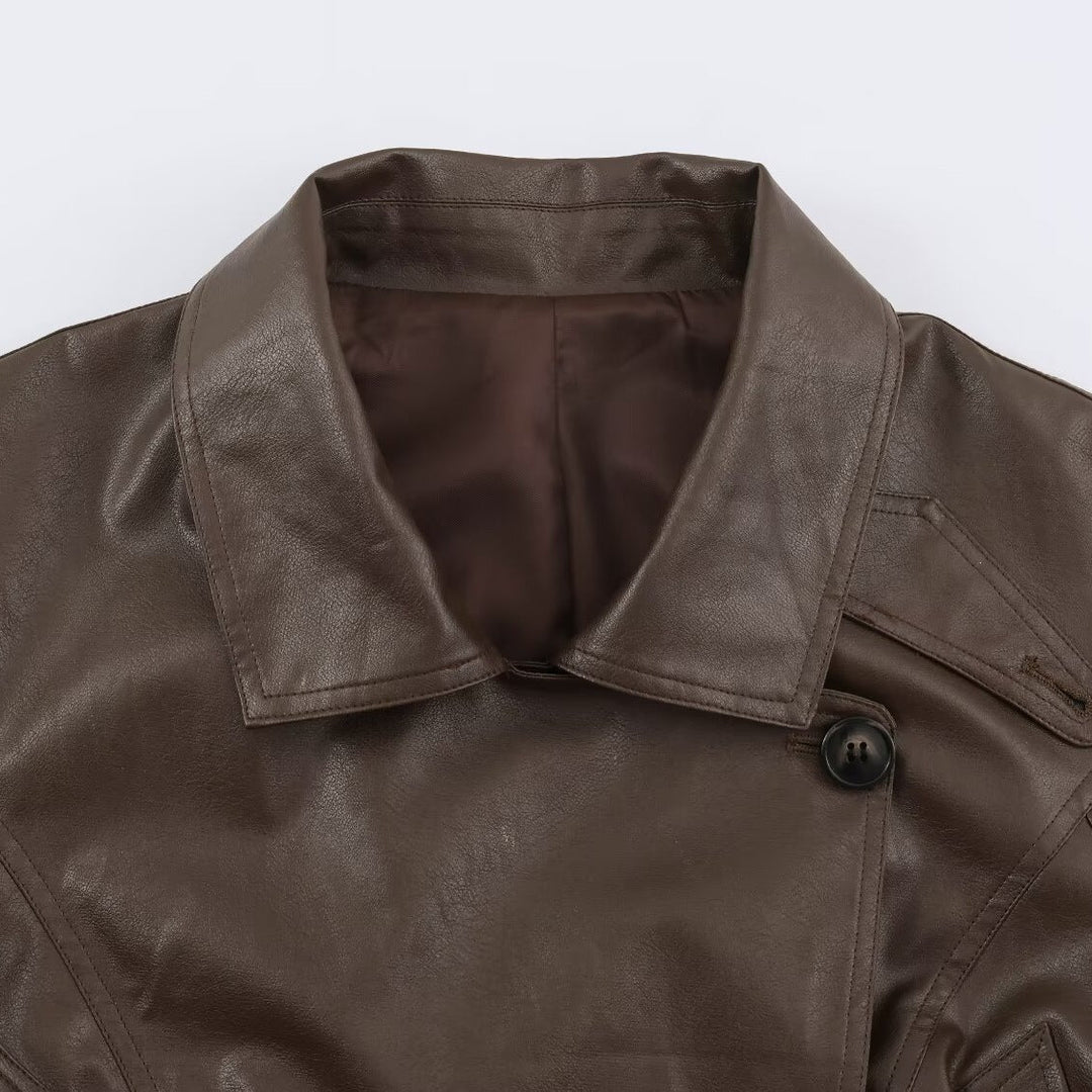 Dam Kort Jacka i Läder Look med Knytbälte och Asymmetrical Knapplist