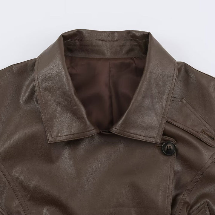 Dam Kort Jacka i Läder Look med Knytbälte och Asymmetrical Knapplist