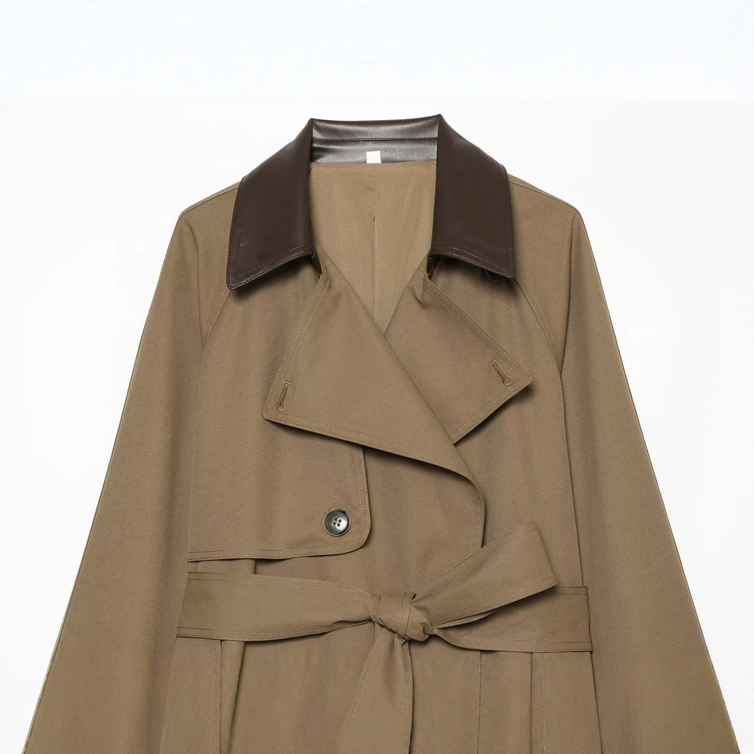 Dam Kort Skärning Trenchcoat med Contrasting Läder Krage och Waist Belt