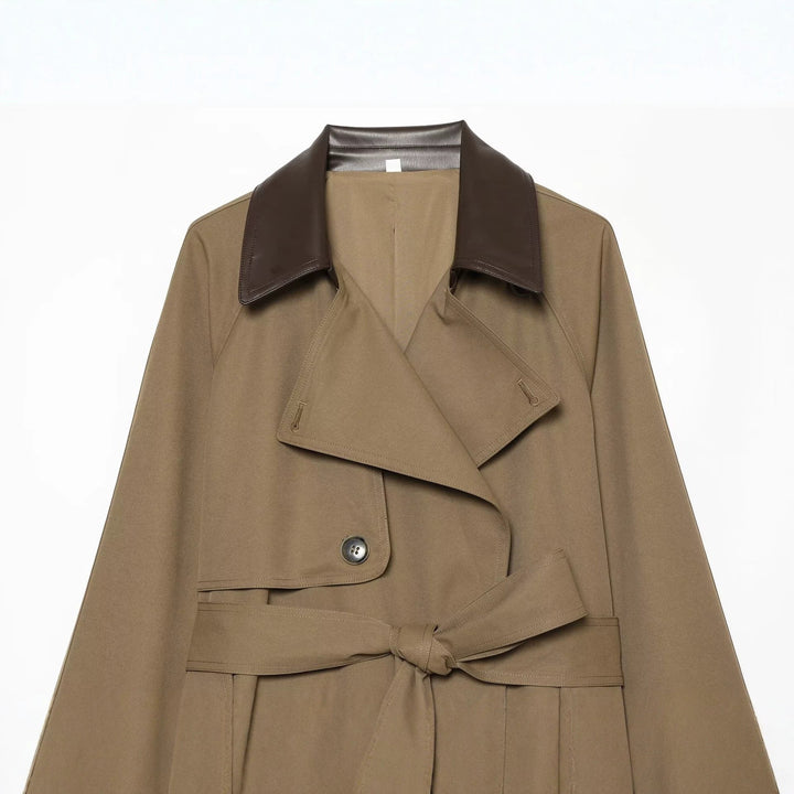 Dam Kort Skärning Trenchcoat med Contrasting Läder Krage och Waist Belt