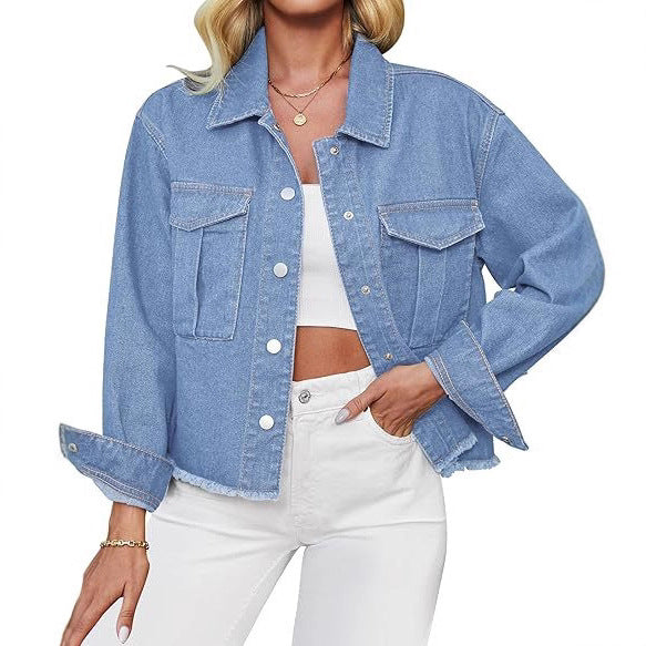 Dam kort oversize denimjacka med raw fåll och patch bröstfickor