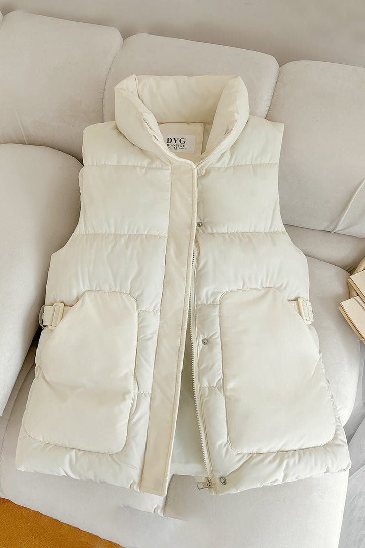 Dam vadderad sleeveless utilityväst med high ståkrage, stor flap fickor och side adjustment buckles
