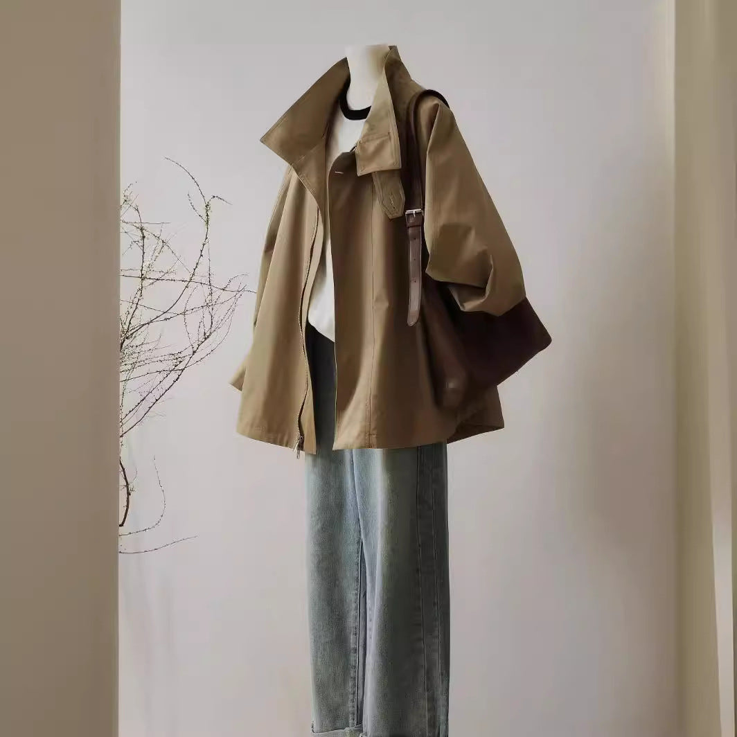 Dam trench-inspired kort jacka med oversize silhuett, stand krage, och dold dragkedja