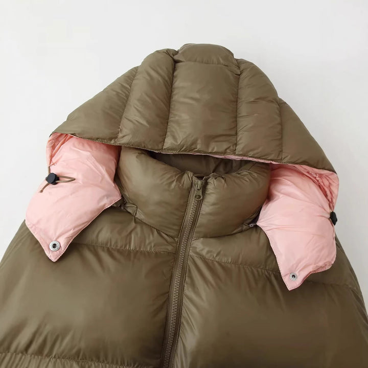 Dam vadderad quiltad jacka med detachable huva, hög krage och stor flap fickor