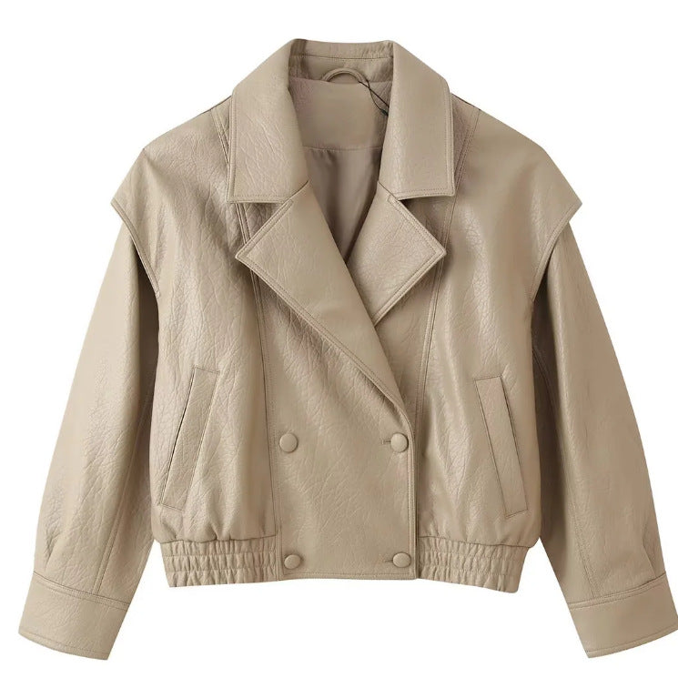 Dam Kort Jacka Tillverkad av Faux Läder med A Double-Breasted Knapp Knäppning, Wide Lapels, och Gathered Waistband