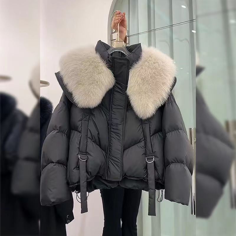 Dam nano kort thermo pufferjacka med detachable faux fur krage, hög closing ståkrage, och fåll med dragsko