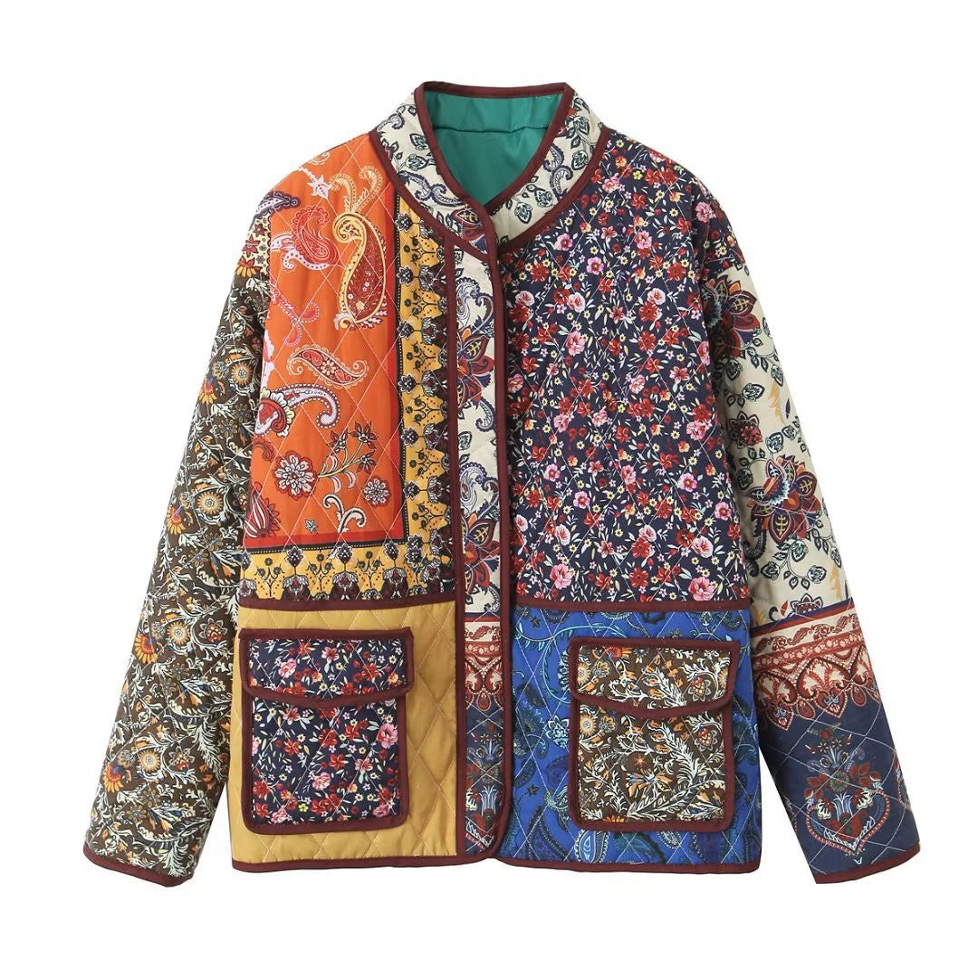Dam quiltad patchwork jacka med paisley och floral tryck, round neckline och patch flap fickor