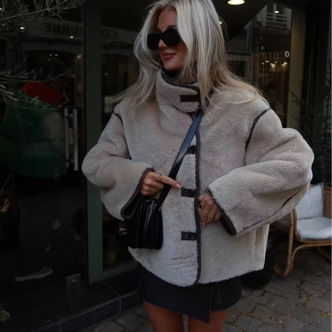 Dam kort sheepskin look jacka med ståkrage, concealed knäppning och sidofickor