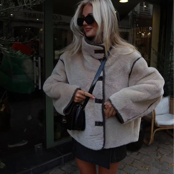 Dam kort sheepskin look jacka med ståkrage, concealed knäppning och sidofickor