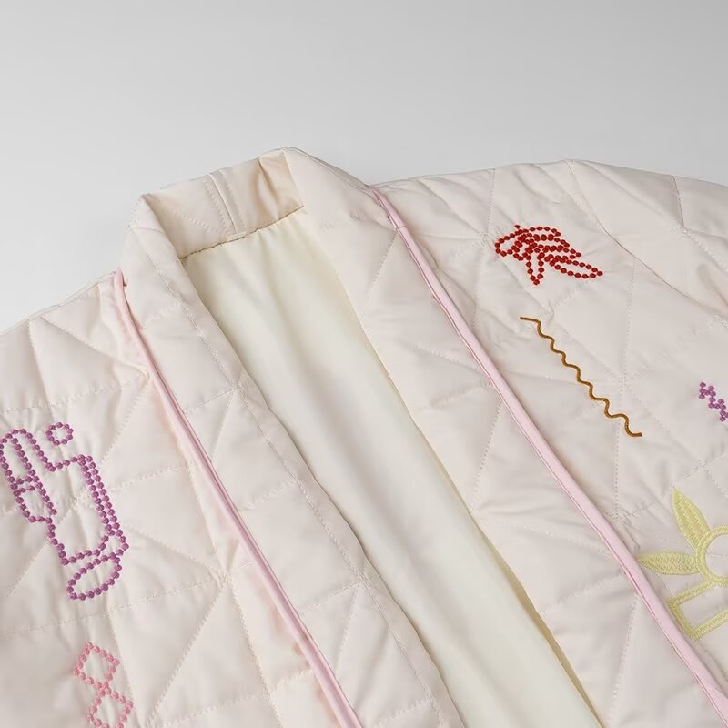 Dam vadderad kimono jacka med decorative embroidery, öppen front och påsydda fickor