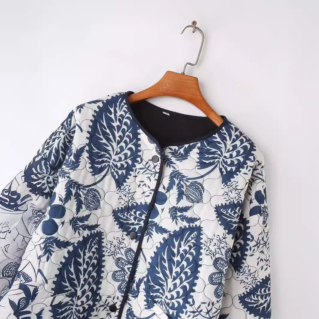 Dam non-quiltad kort jacka i kimono stil med floral quiltad mönster