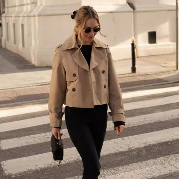 Dam kort skärning double-breasted trenchcoat med axel straps och adjustable cuffs