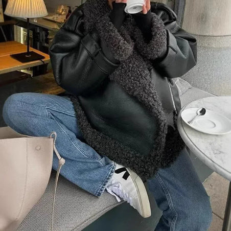 Dam kort skuren aviator läder jacka med teddyfoder, stor krage, och oversize silhuett