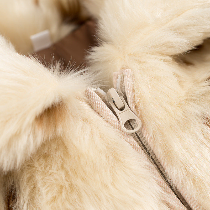 Dam cropped kort jacka tillverkad av teddy faux fur med spots tryck, ståkrage och concealed dragkedja