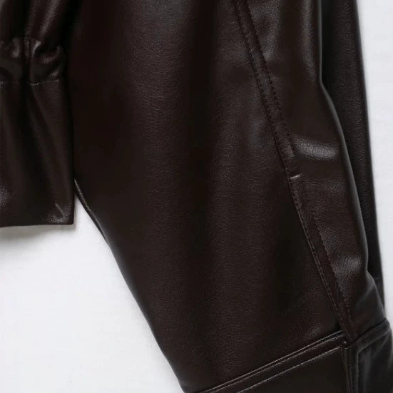 Dam Kort Faux Läder Blouson med Stå Krage, Lock Fickor och Drawstring Waist