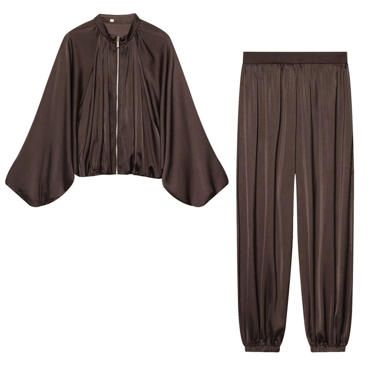 Dam Kort Skärning Satin Bomberjacka med Wide Bat Ärmar och Pleat Detail
