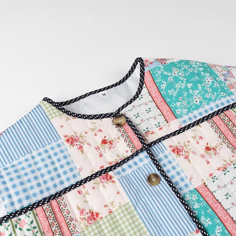 Dam kviltad patchwork jacka med round neckline, dekorativ trim och fram knappar
