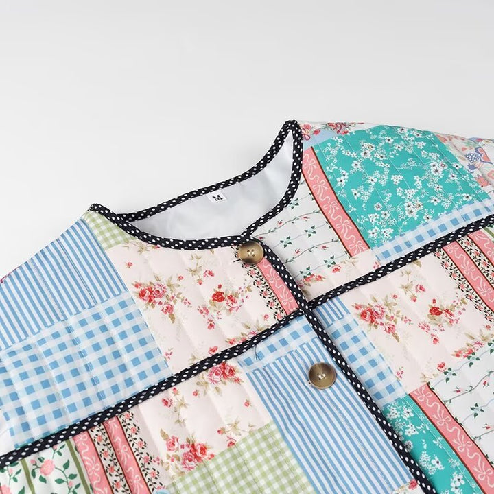 Dam kviltad patchwork jacka med round neckline, dekorativ trim och fram knappar