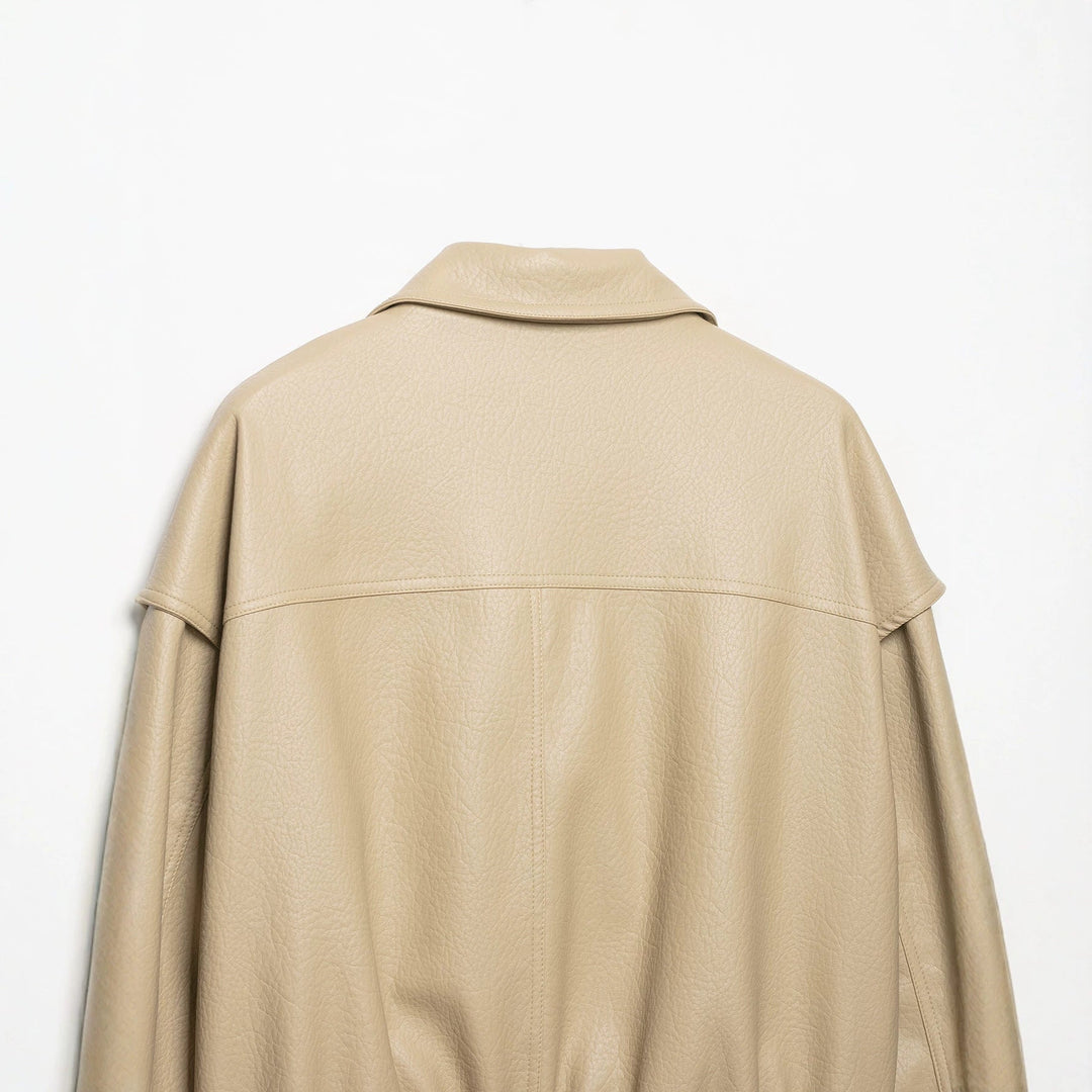 Dam Kort Jacka Tillverkad av Faux Läder med Wide Lapels och Gathered Nederkant