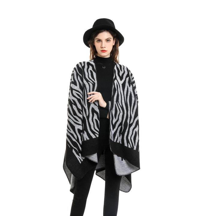Dam Zebra Jacquard poncho Cape i oversized kimono passform tillverkad av mjuk fine stickad