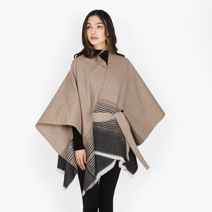 Dam wrap poncho tillverkad av fine stickad med tie bälte och fringed fåll