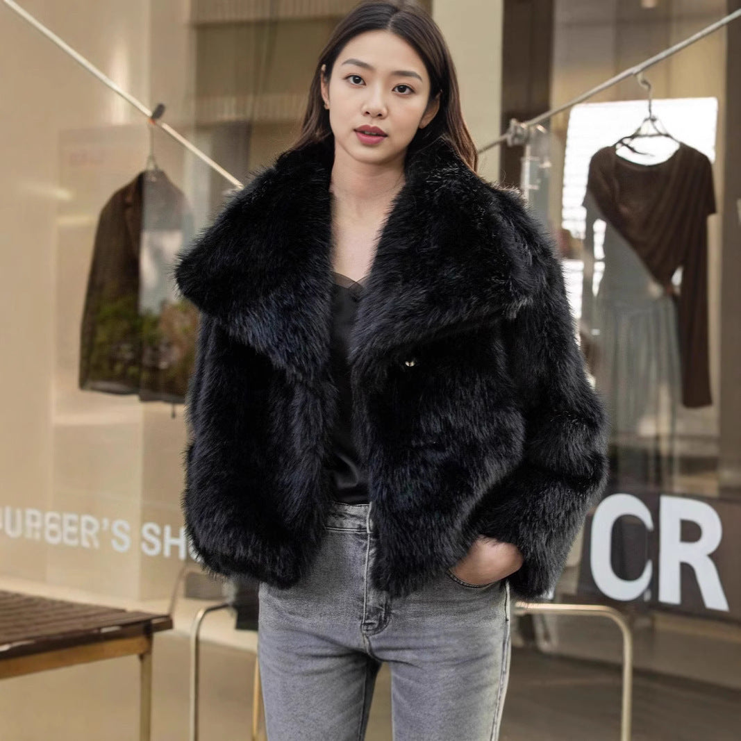 Dam kort Faux Fur jacka med Voluminous Shawl krage