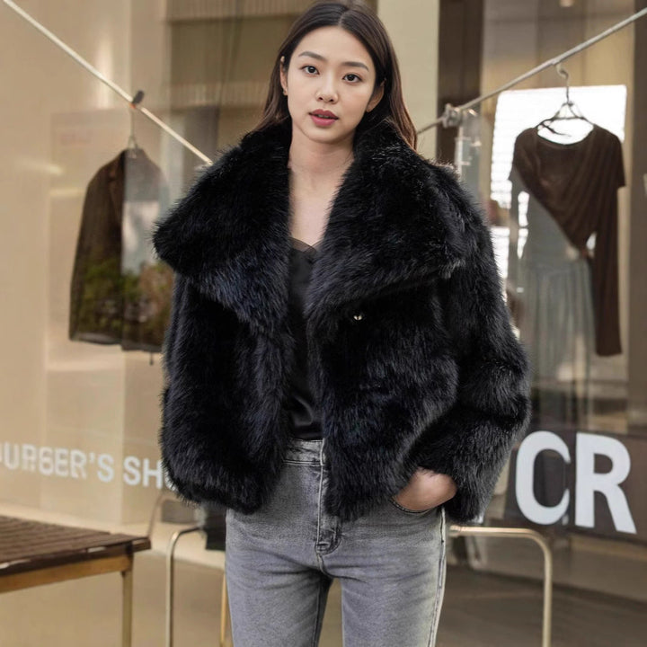 Dam kort Faux Fur jacka med Voluminous Shawl krage
