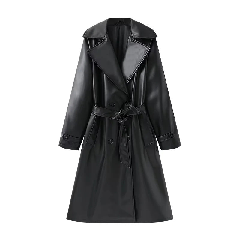 Dam lång skärning trenchcoat tillverkad av vegan läder imitation med bred sjalkrage och tie bälte
