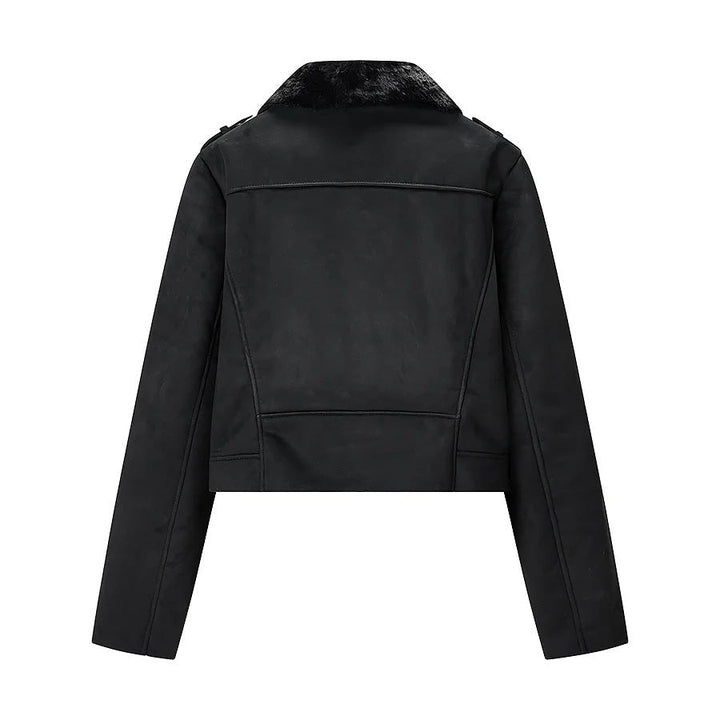 Dam kort bikerjacka tillverkad av mocka imitation med teddy foder och asymmetric metal dragkedja