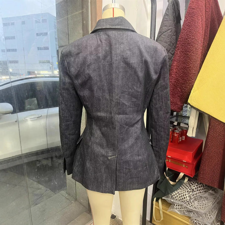 Dam figursydd denim blazer med en slim silhuett, princess seams och påsydda fickor