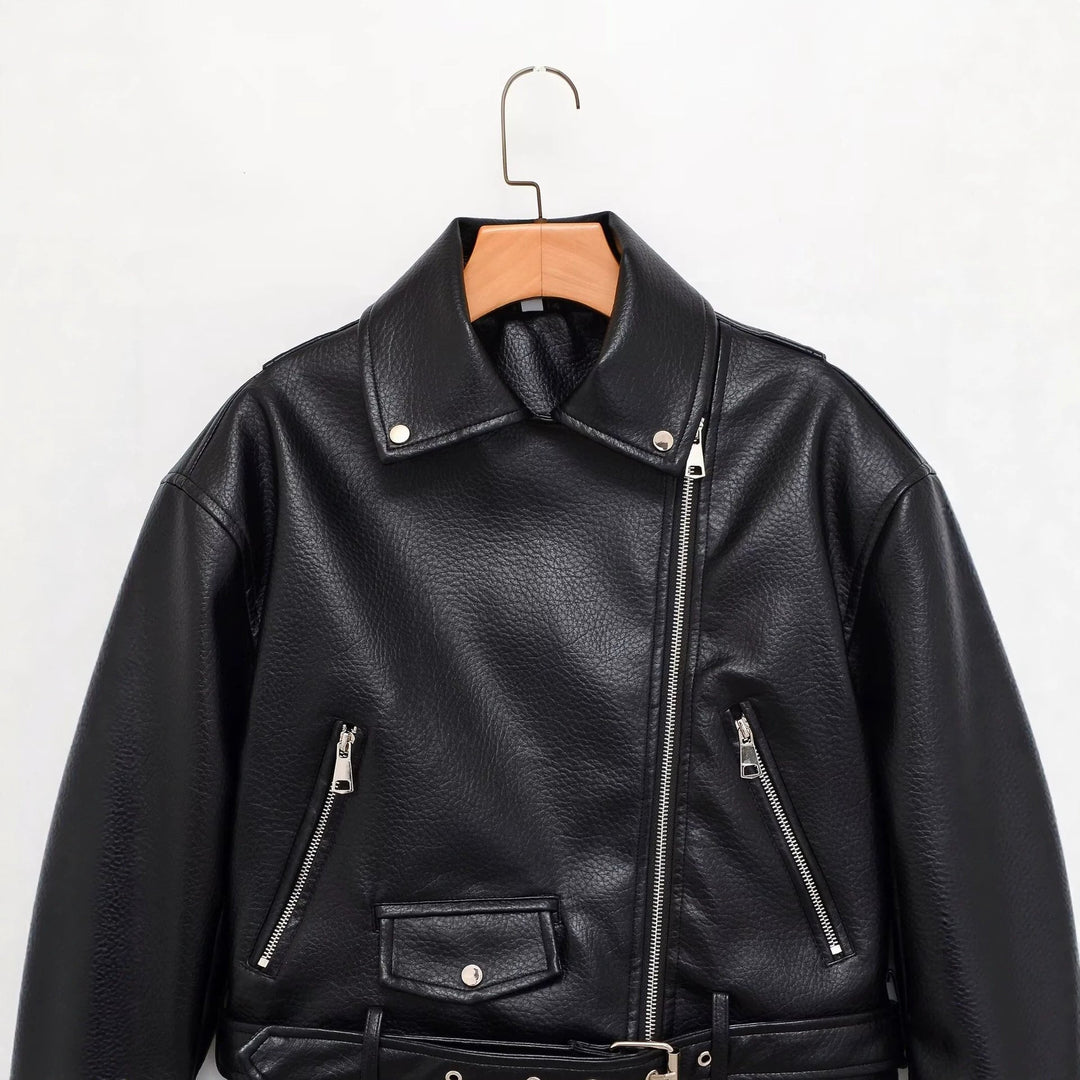 Dam Bikerjacka Tillverkad av Vegansk Läder Imitation med Asymmetrisk Dragkedja och Waist Belt