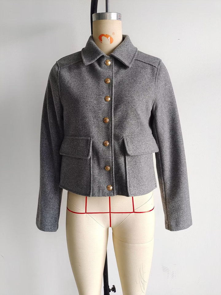 Dam kort ulljacka med gold button front, patch flap fickor, och figursydd silhuett