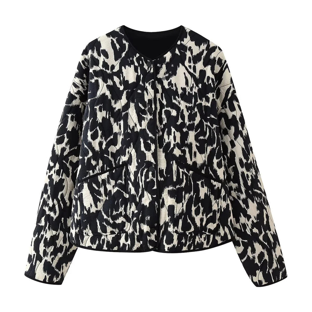 Dam vadderad kort jacka med modern djurprint, round neckline och påsydda fickor