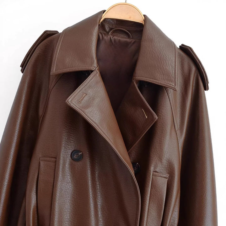 Dam Kort Skärning Faux Läder Trenchcoat med Tied Belt och Double Breasted Knapp Knäppning