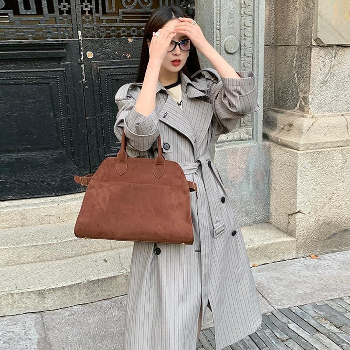 Dam lång Pinstripe trenchcoat med knytband Shoulder Straps och Flared fåll