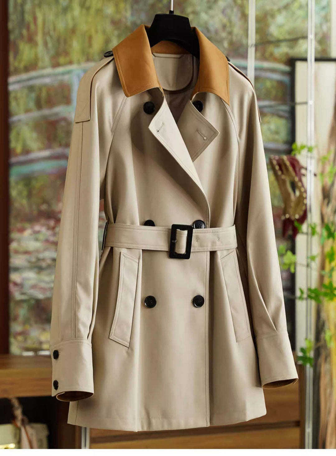 Dam elegantly skräddad trenchcoat med a belted midja