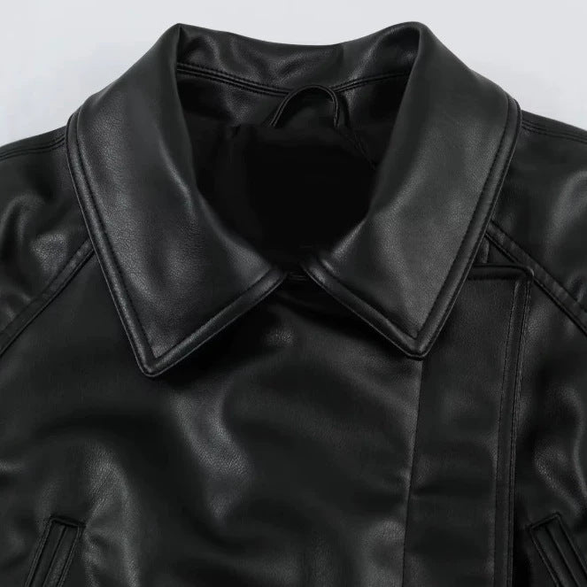 Dam Kort Jacka Tillverkad av Vegansk Läder med A Belted Waist och Drop Shoulders
