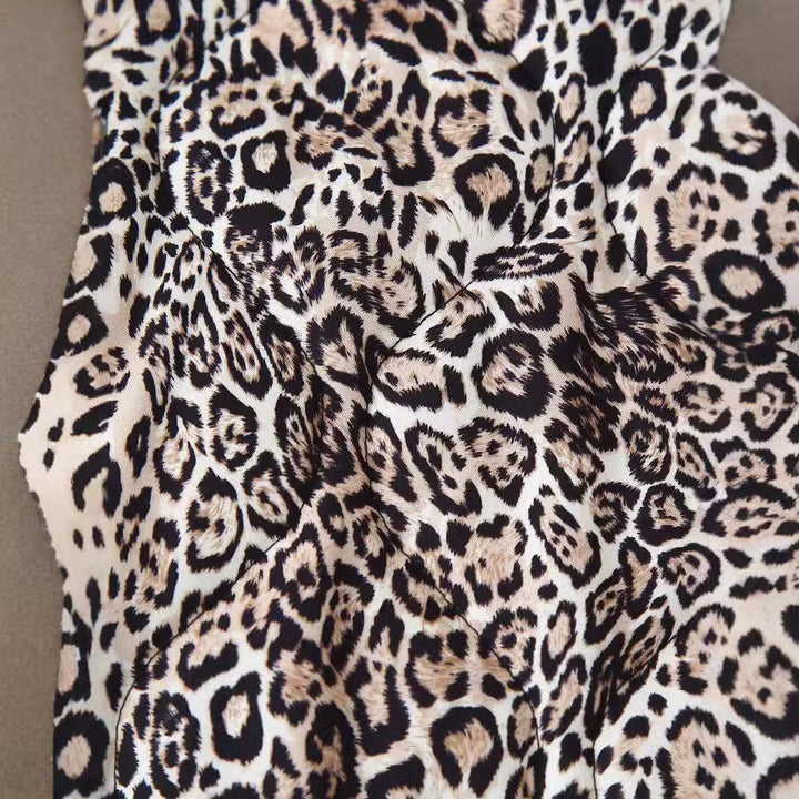 Dam quiltad kort jacka med leopardprint, open round neckline, kontrast piping, och påsydda fickor
