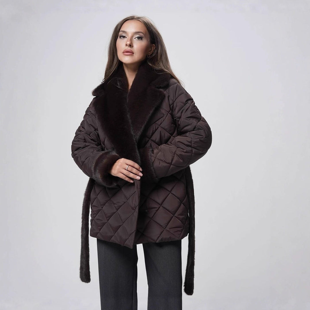 Dam kviltad kappa med fur trim och belted midja