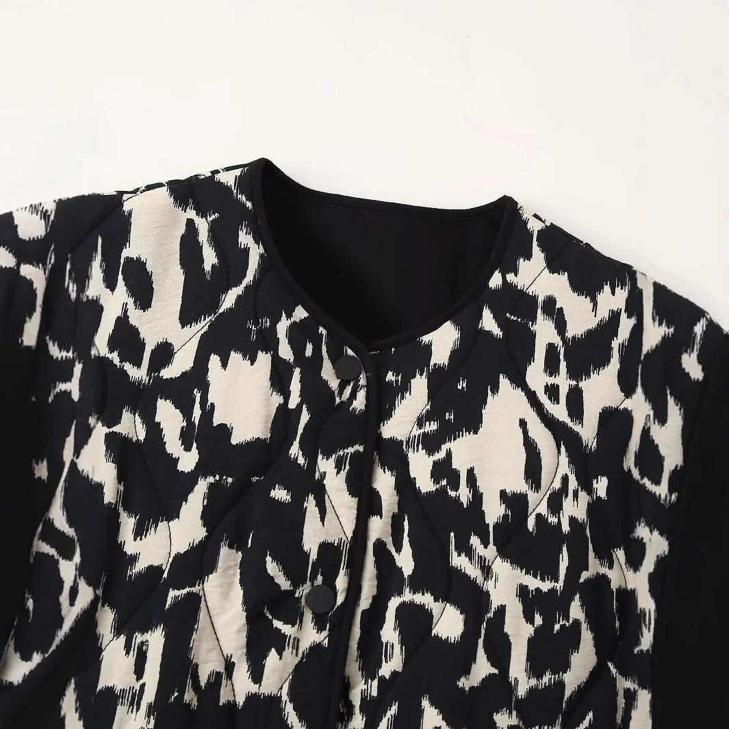 Dam vadderad kort jacka med modern djurprint, round neckline och påsydda fickor