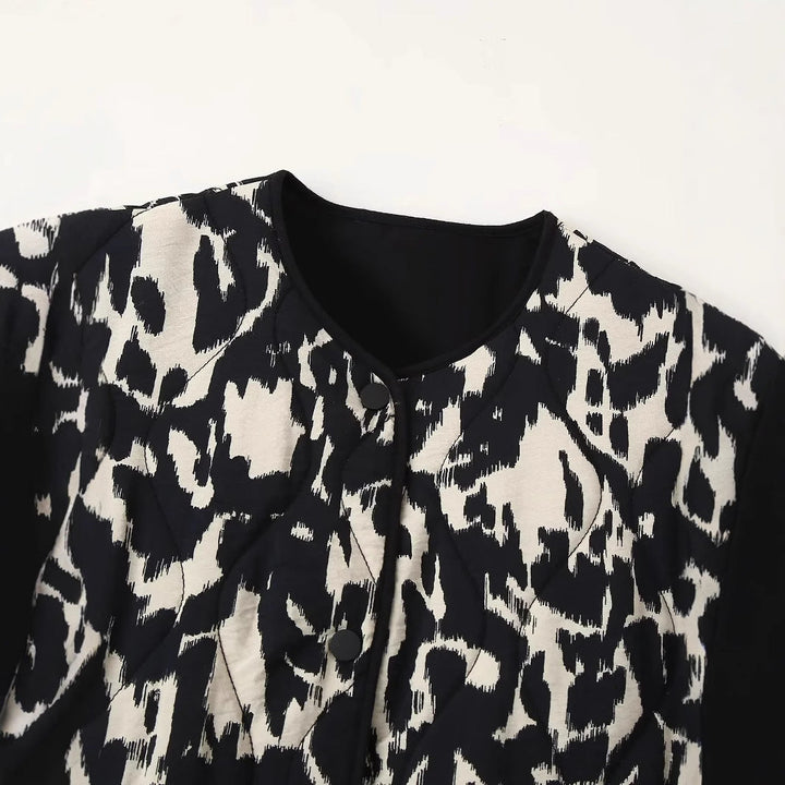 Dam vadderad kort jacka med modern djurprint, round neckline och påsydda fickor