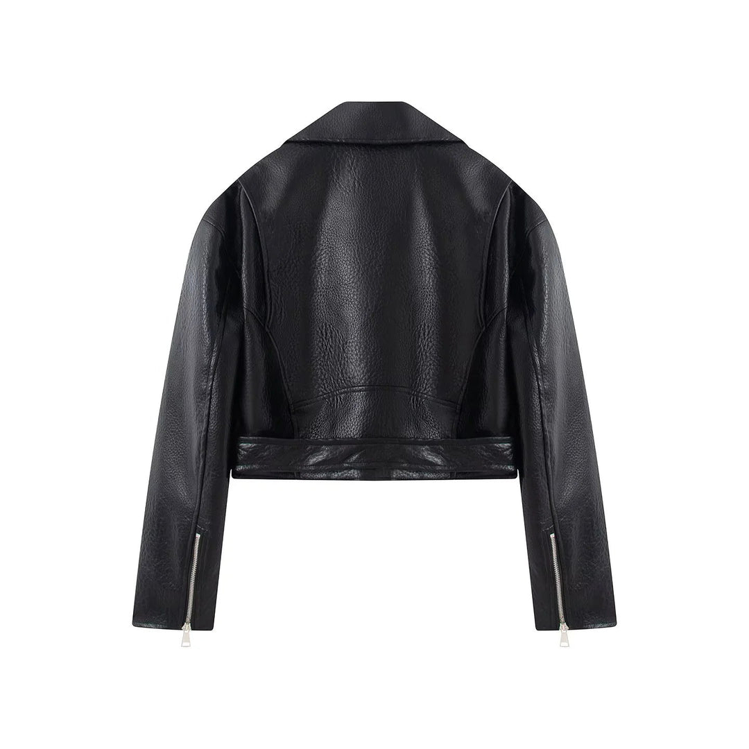 Dam cropped bikerjacka tillverkad av vegan läder imitation med asymmetrisk dragkedja och midjebälte