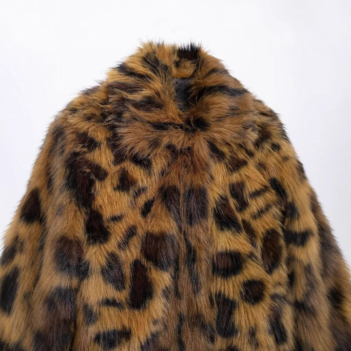 Dam longer faux fur kappa i leopardprint med oversized skärning och mysig foder quality