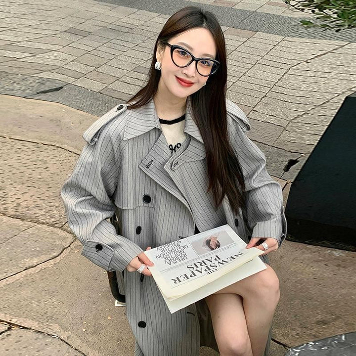 Dam lång Pinstripe trenchcoat med knytband Shoulder Straps och Flared fåll